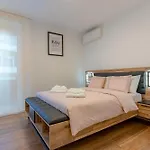 Imperial Of 3 With A View Behind The Station And 10 Min From The Of