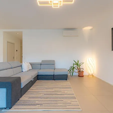 Imperial Of 3 With A View Behind The Station And 10 Min From The Of *