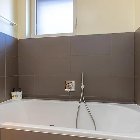 Imperial Of 3 With A View Behind The Station And 10 Min From The Of Lägenhet