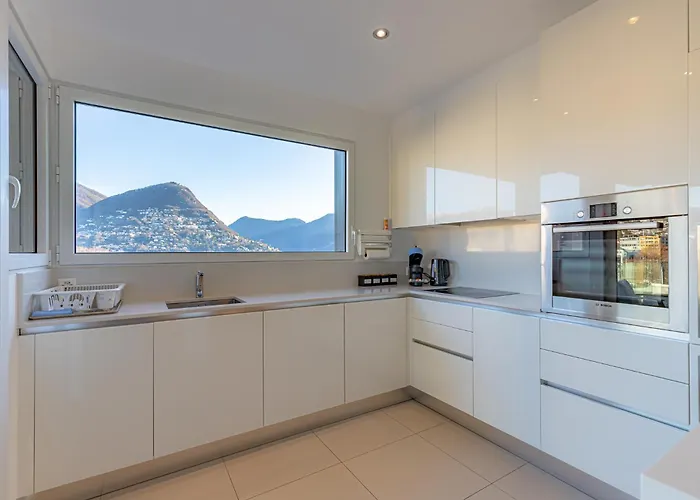 Daire Imperial Of 3 With A View Behind The Station And 10 Min From The Of Lugano