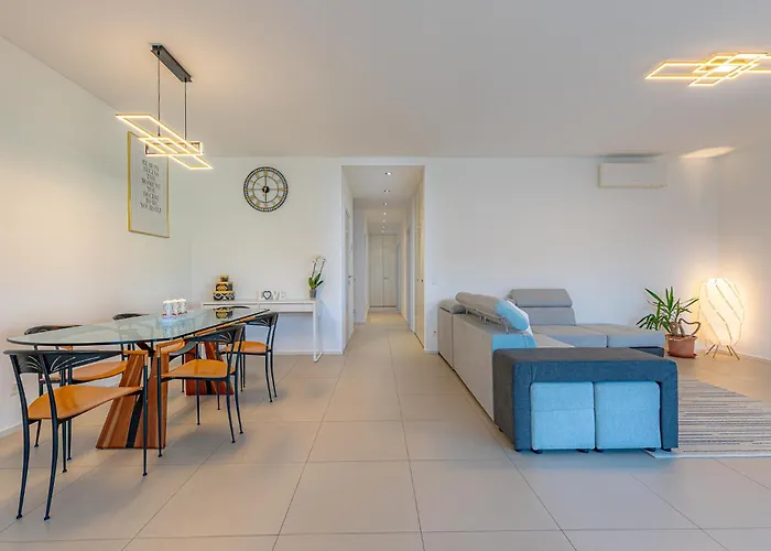 Imperial Of 3 With A View Behind The Station And 10 Min From The Of דירה