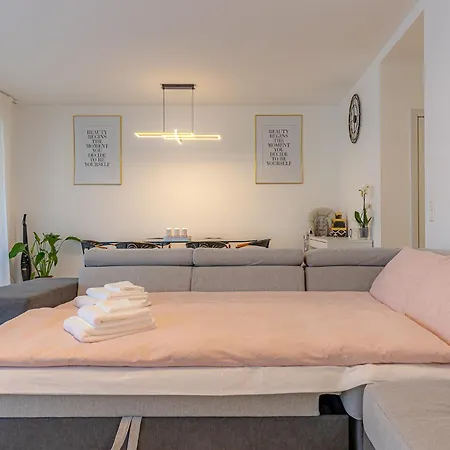 Imperial Of 3 With A View Behind The Station And 10 Min From The Of شقة