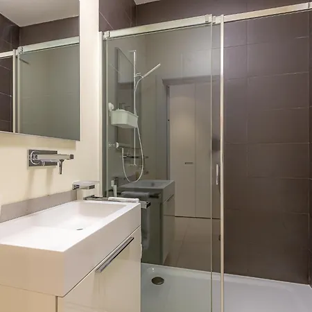 Imperial Of 3 With A View Behind The Station And 10 Min From The Of لوغانو