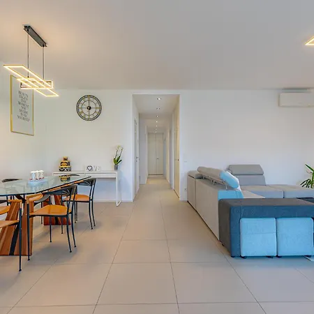 Imperial Of 3 With A View Behind The Station And 10 Min From The Of شقة